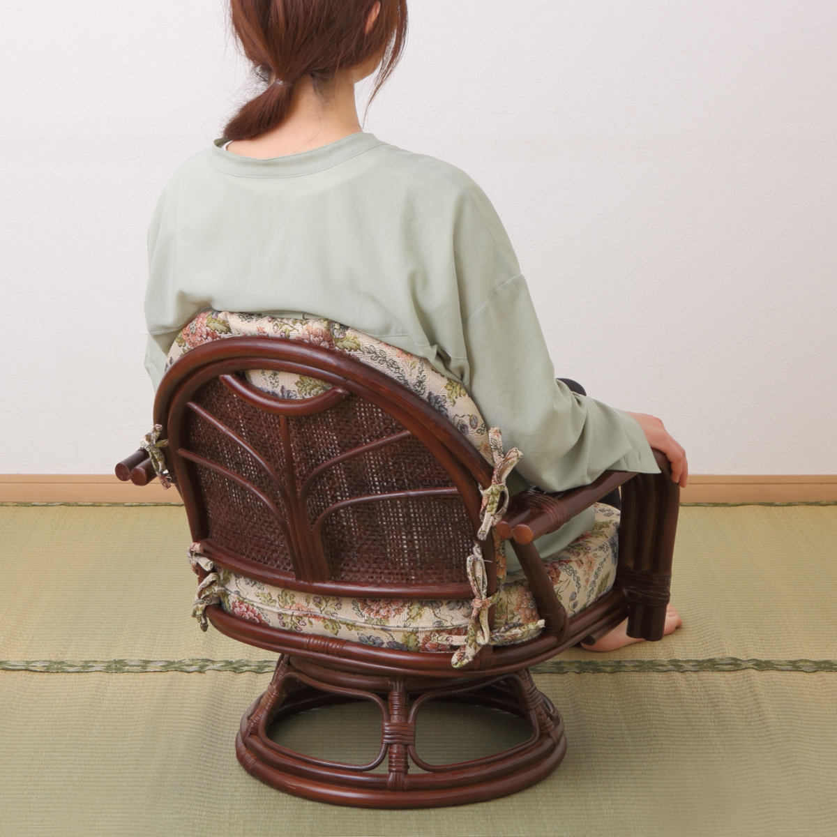 HAGiHARA（萩原） 籐 回転座椅子 座面高26cm 花柄 軽量 ライトブラウン