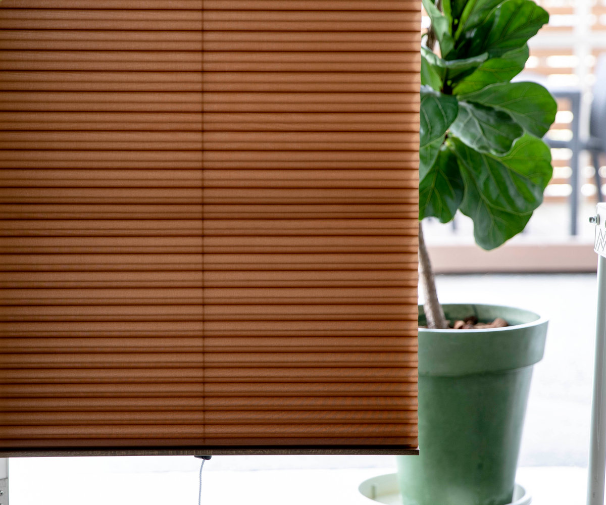 小窓用 スクリーン 断熱 幅59×丈135cm 突っ張り棒付き ハニカム