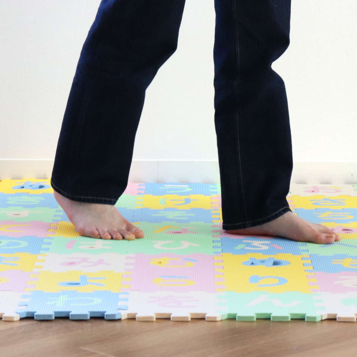 ジョイントマット 15×15cm ひらがなパズルマット 48枚組 （ フロア