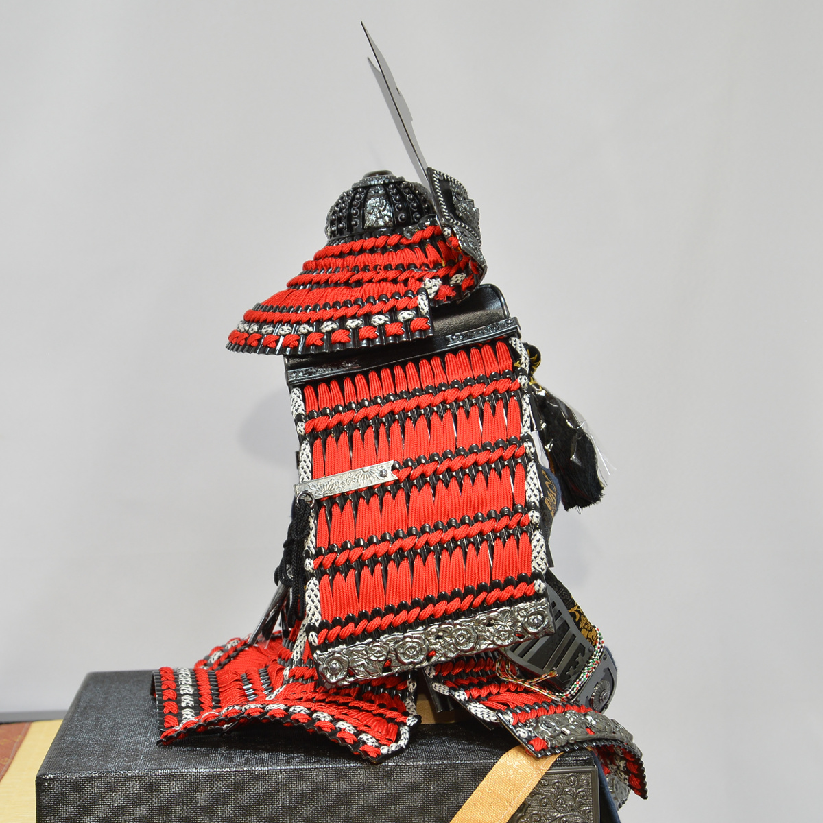 五月人形 収納鎧飾り 龍玉作 12号 黒地金赤縅鎧 : 人形の三信 - 通販