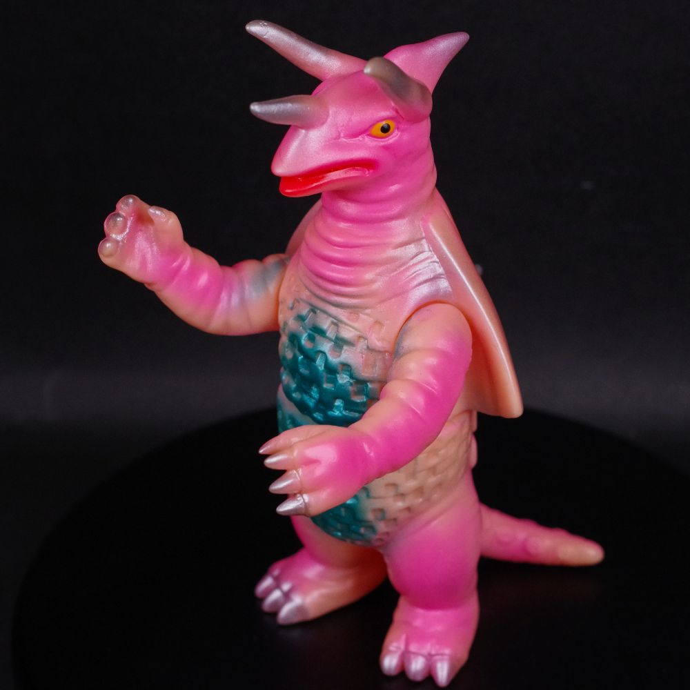 ブルマァクの幻の金型よりミドルサイズ「コスモリキッド」も「ピンク