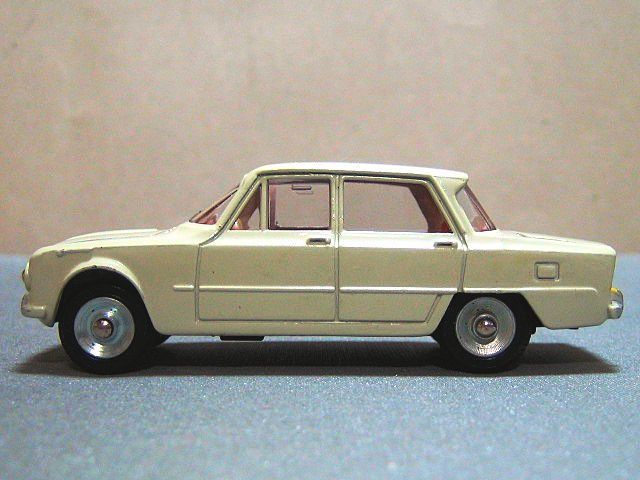 Dinky Toys ディンキー アルファロメオ ジュリア1600 当時物 Dinky Toys ディンキー アルファロメオ ジュリア1600 当時物 - メルカリ
