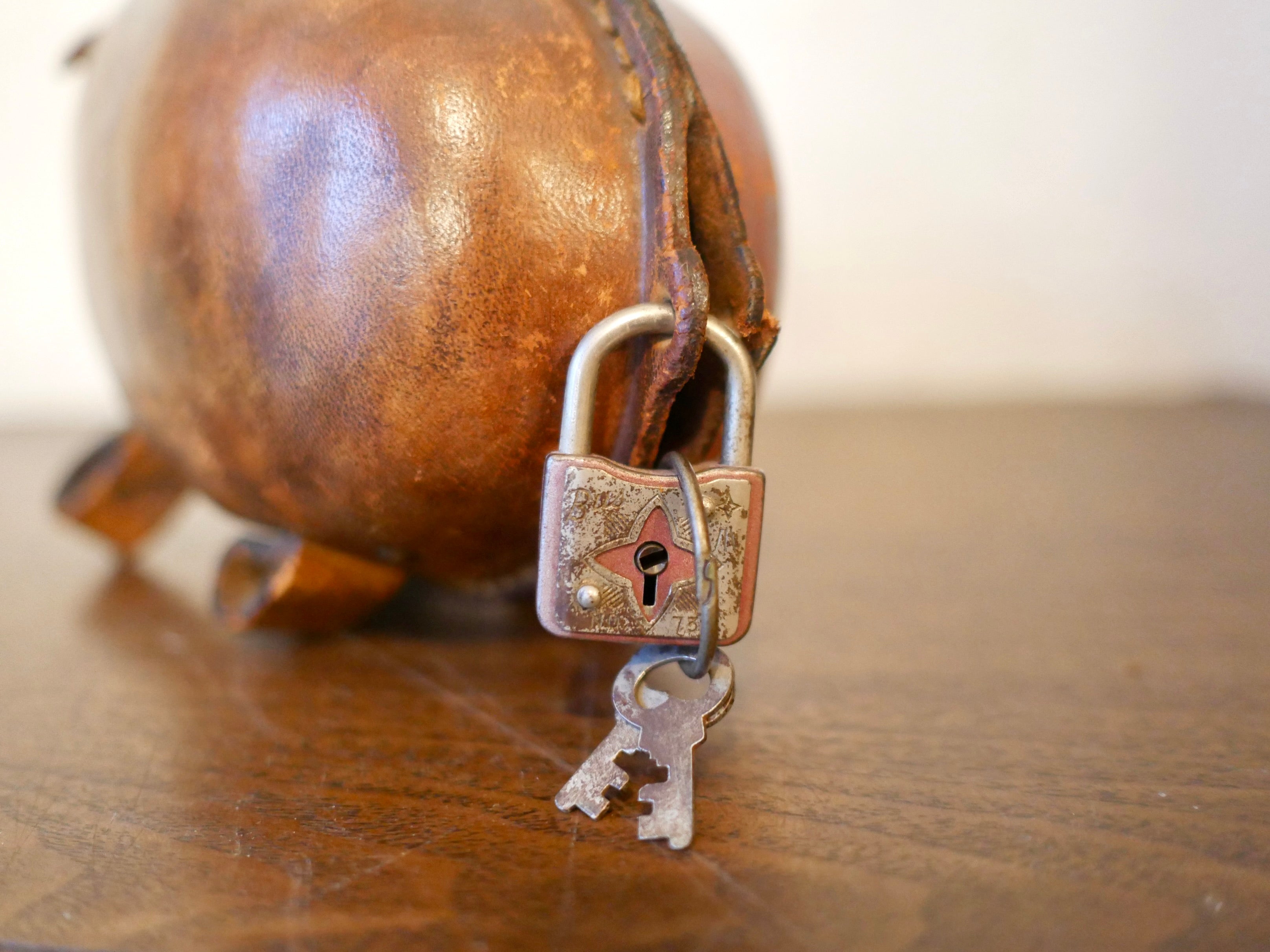 鴻池製作所 ブタ 貯金箱 本革 レザー KONOIKE – smileantiques