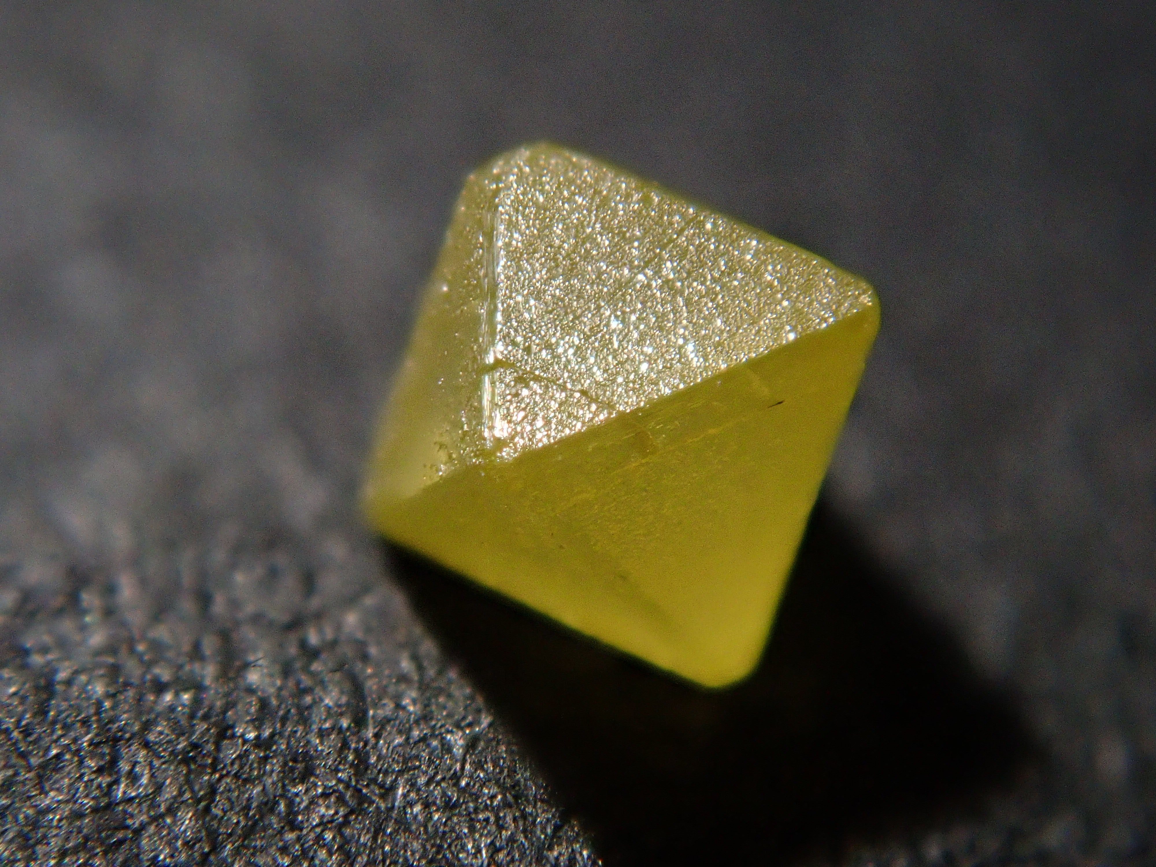 シエラレオネ産イエローダイヤモンド原石（ソーヤブル） 0.102ct原石