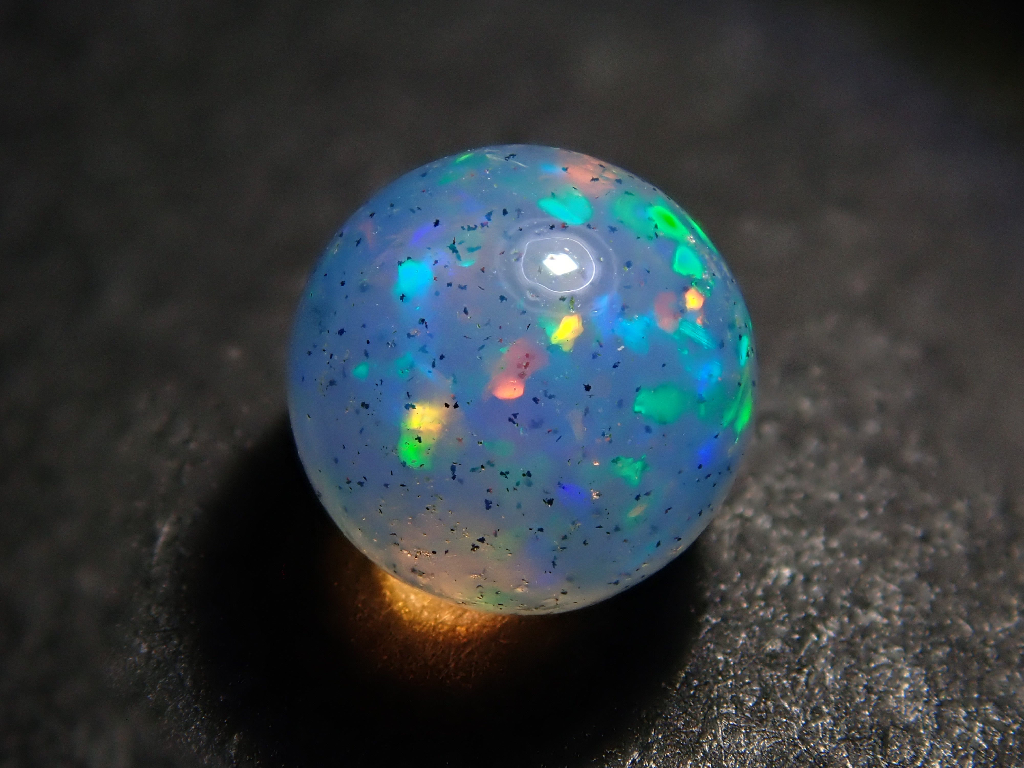 エチオピア産オパール 5.2mm/0.688ctルース（スフィア）