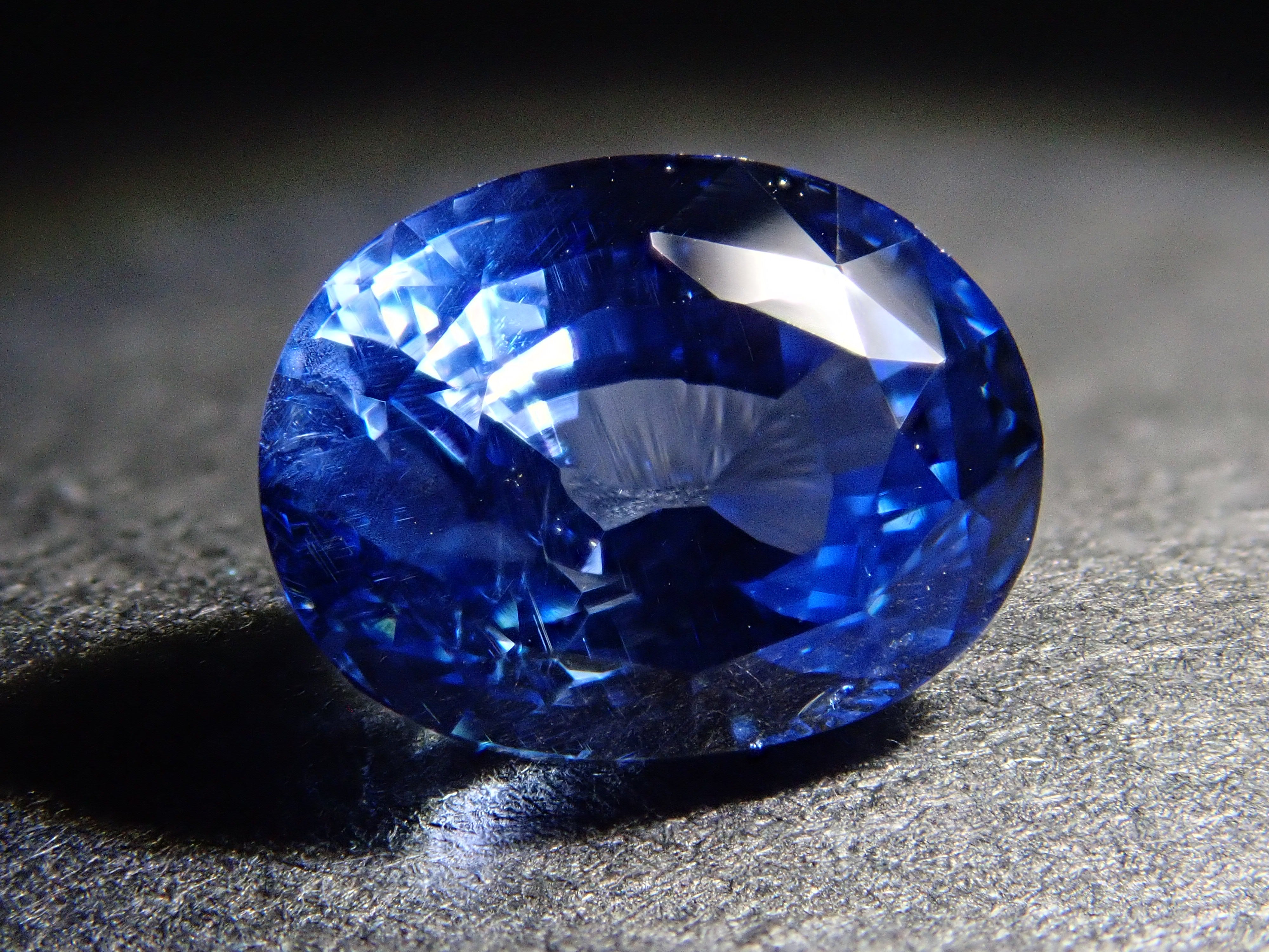 スリランカ産非加熱サファイア 1.550ctルース