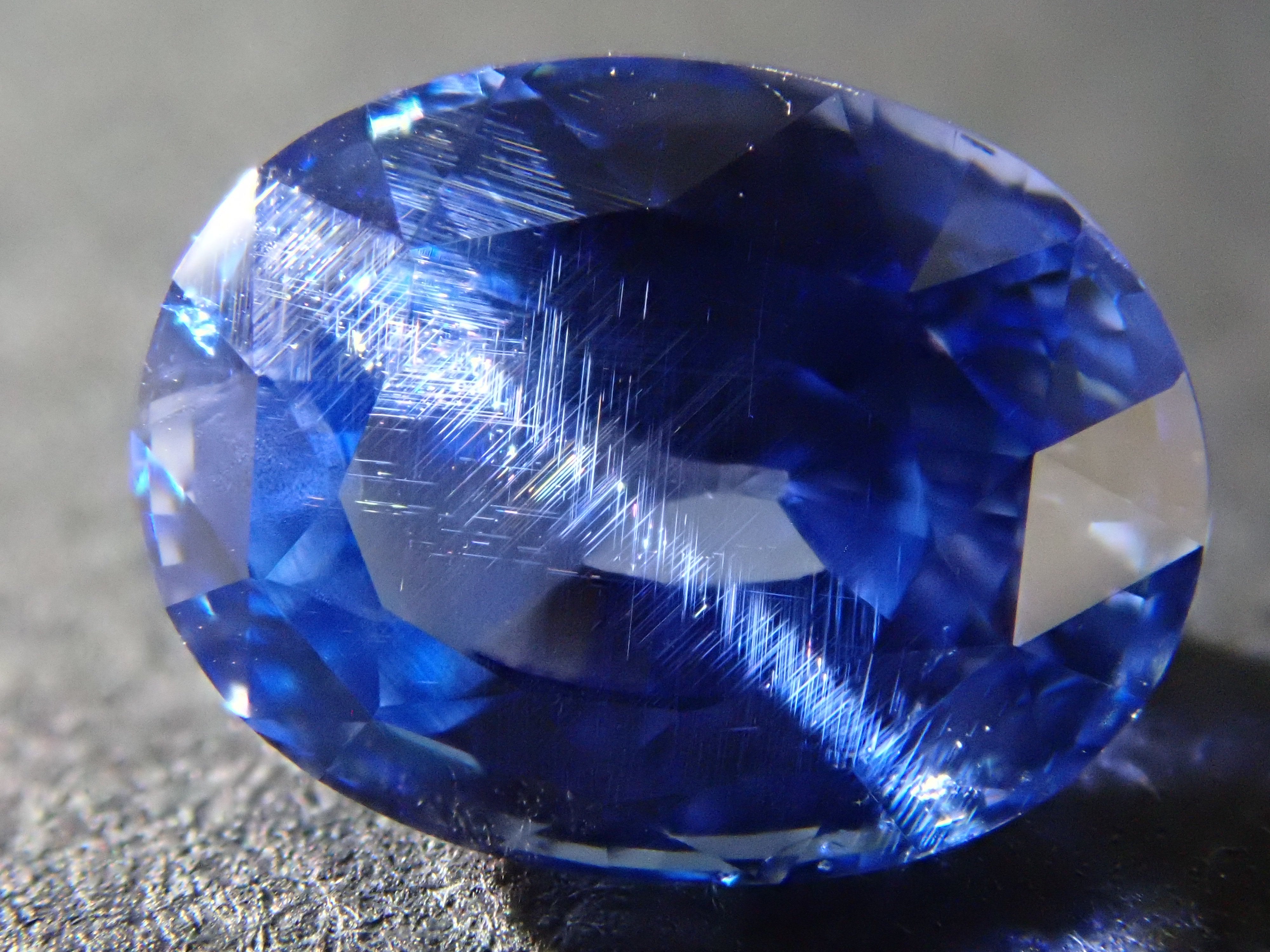 スリランカ産非加熱サファイア 1.550ctルース