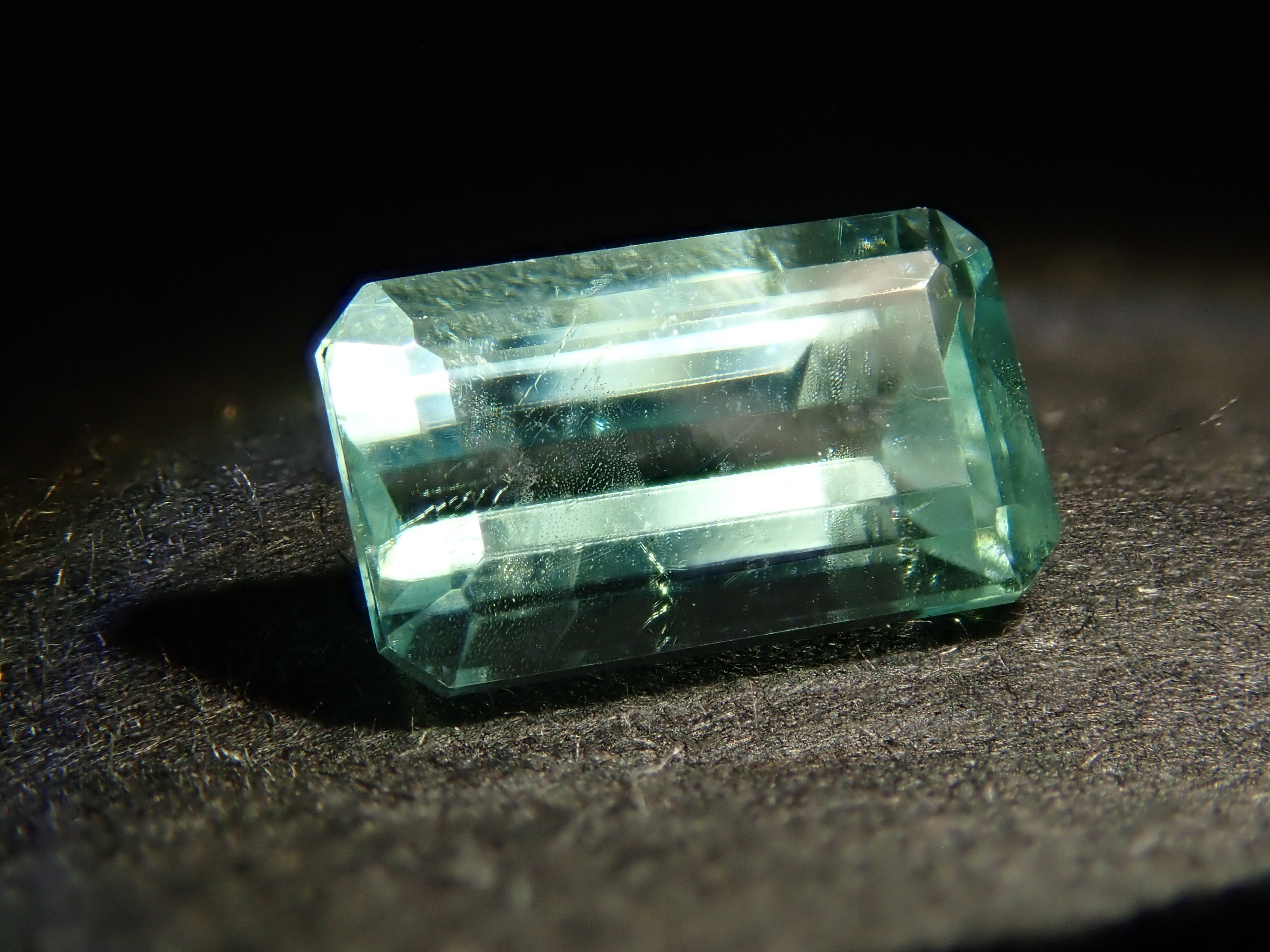 ボリビア産フォスフォフィライト 0.921ctルース