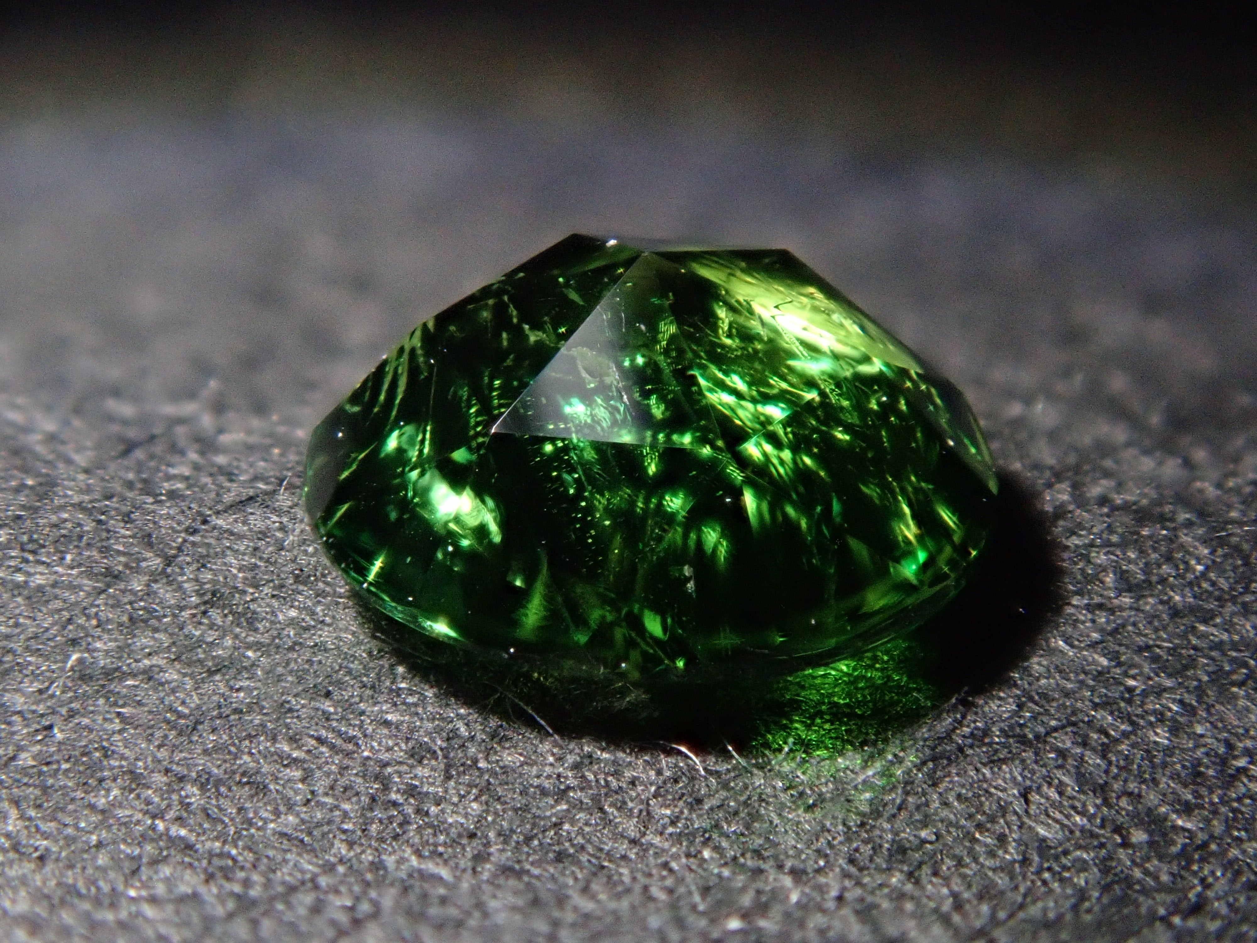 ブラジル産グリーントルマリン 5.0mm/0.401ctルース（ローズカット）