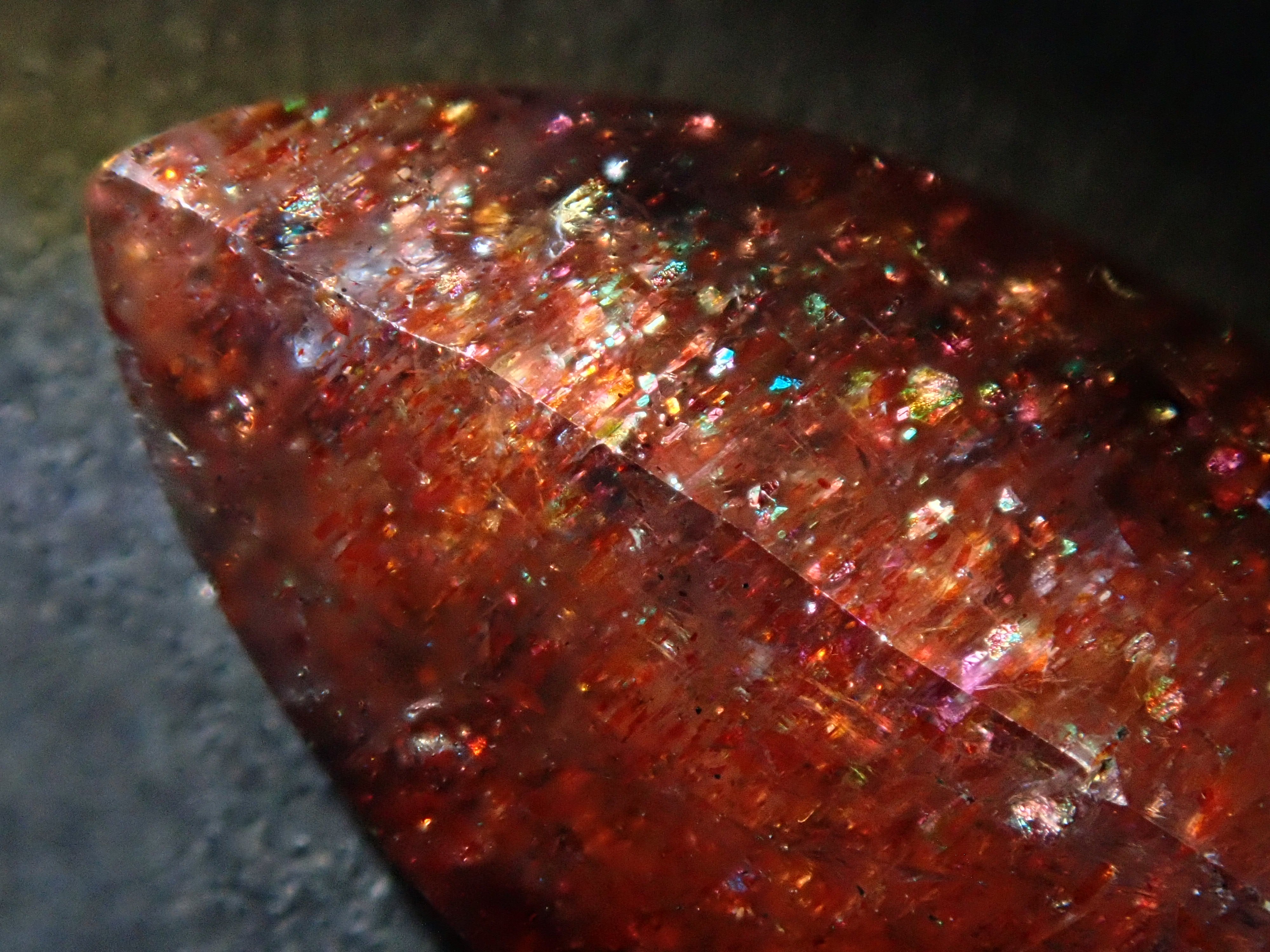 インド産ブラッドショットアイオライトサンストーン 7.630ctルース