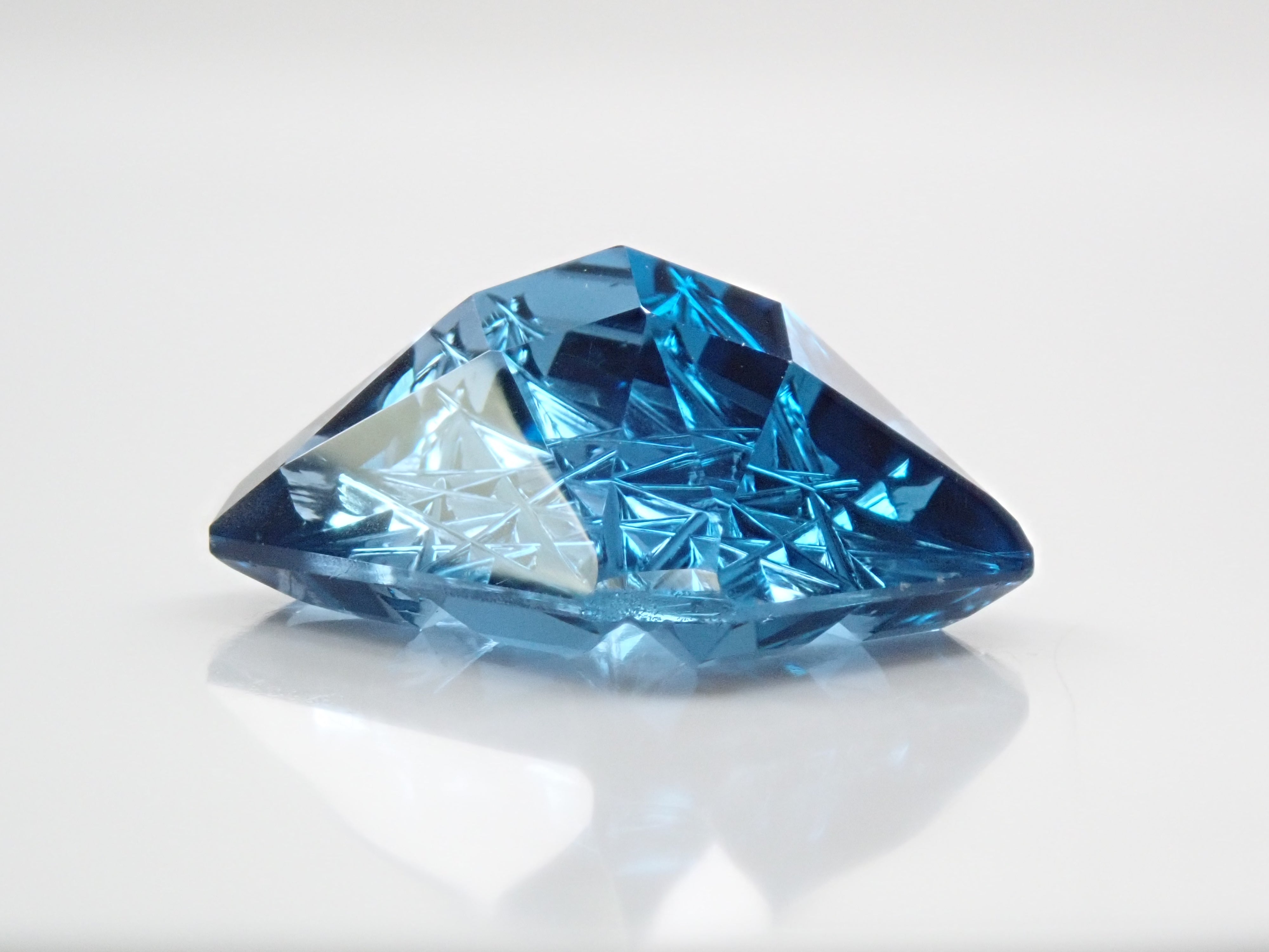 甲州貴石切子】ロンドンブルートパーズ 10.514ct《コラボ》ルース ワッペン