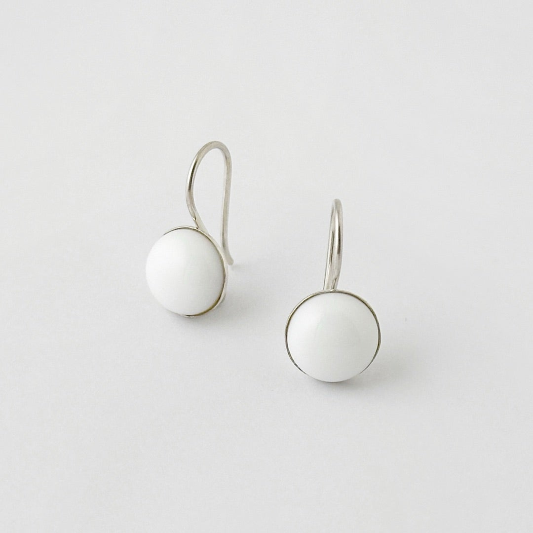 あけみ便り 残りわずか ホワイトアゲート フックピアス | 毎日に