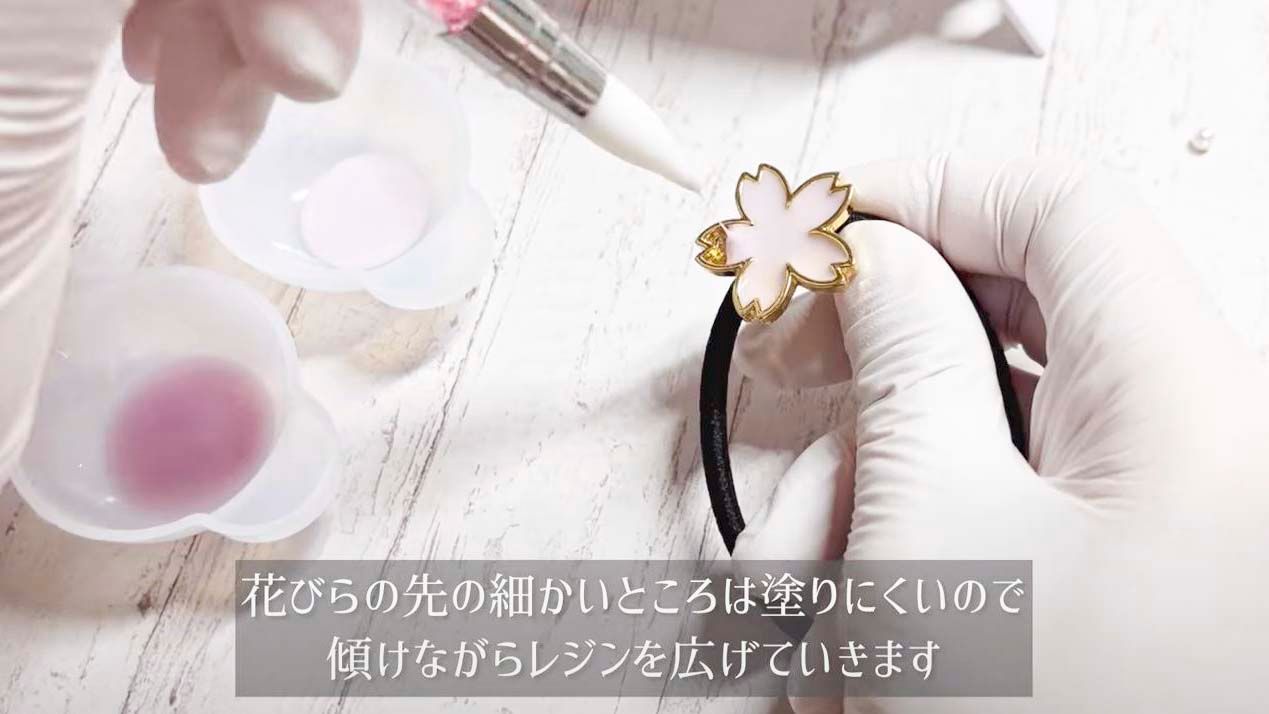 桜の花びらを閉じ込めたレジンキーホルダーの作り方/グラデージョンが