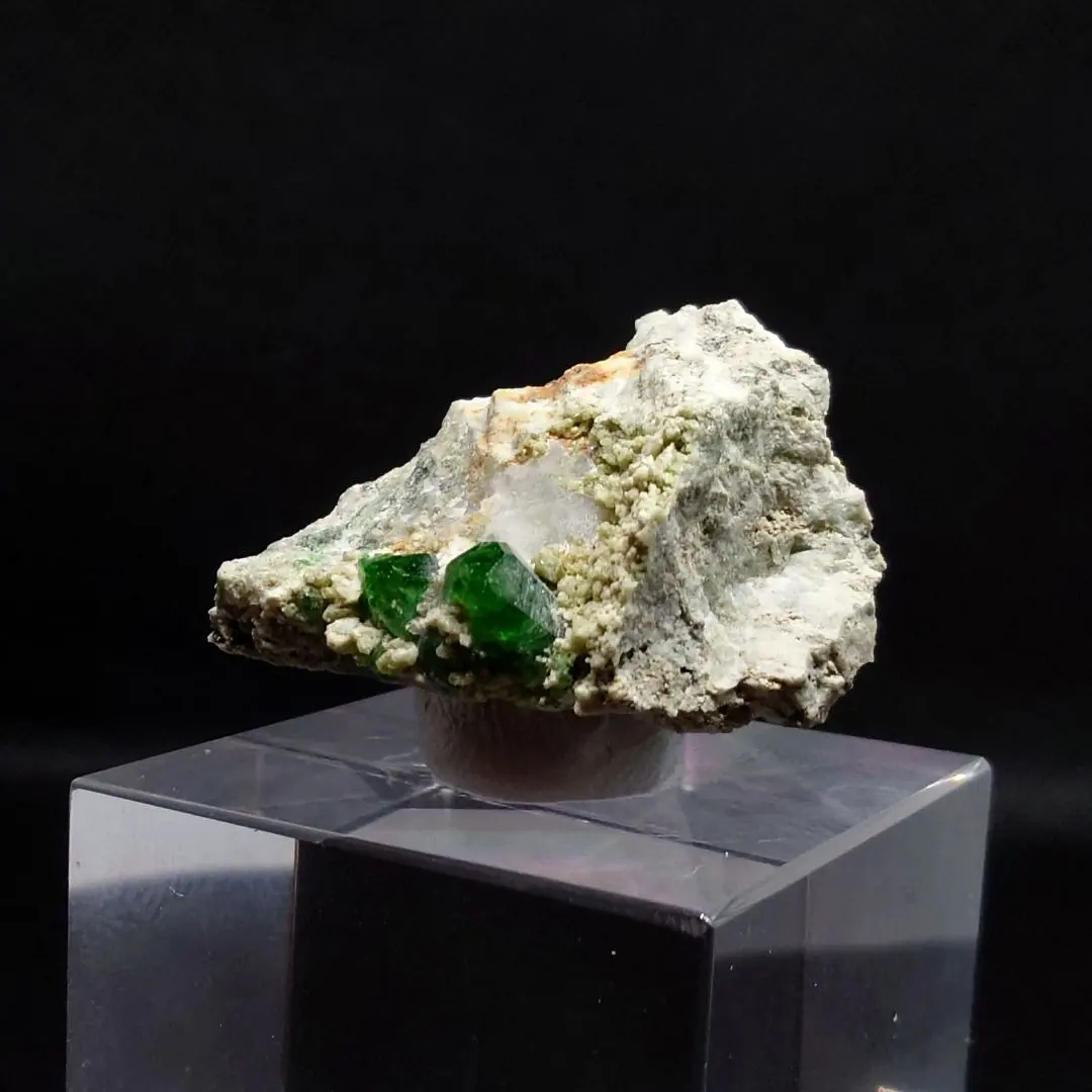 2026年最新】デマントイドガーネット原石標本の人気アイテム - メルカリ