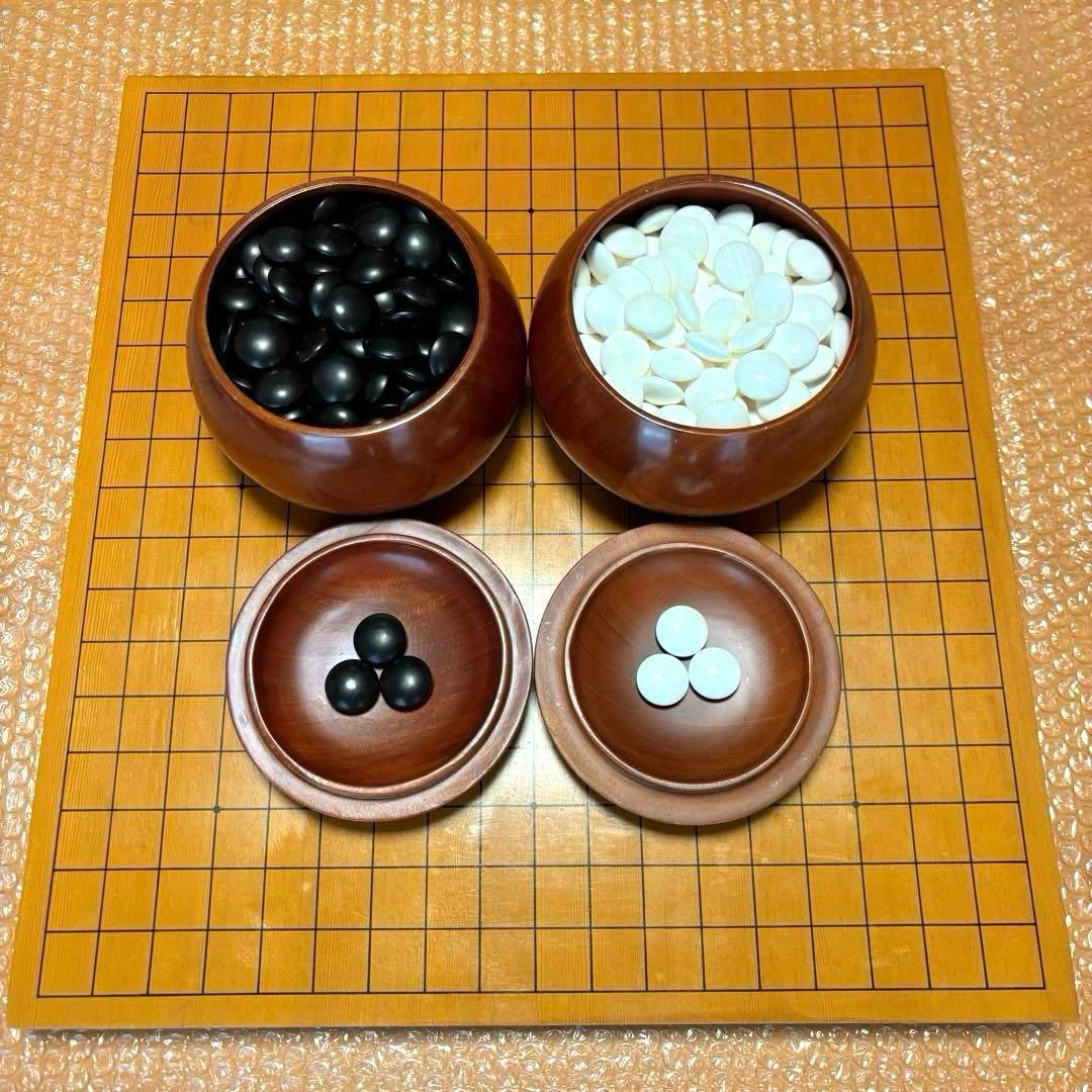 囲碁② 卓上碁盤＋碁笥＋碁石(蛤・那智黒) 33号・月 3点セット Amazon | 囲碁 日向特製蛤碁石那智黒碁石 31 実用 厚み8.4mm 木製本欅