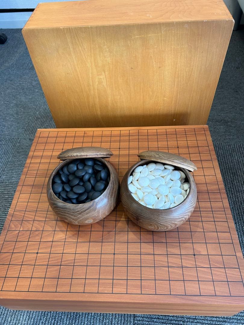 脚付き囲碁盤 碁石 碁笥 へそ付き囲碁盤　碁石セット 楽天市場】囲碁盤セット 新桂6号折碁盤セット(プラ碁石椿・ブロー碁笥