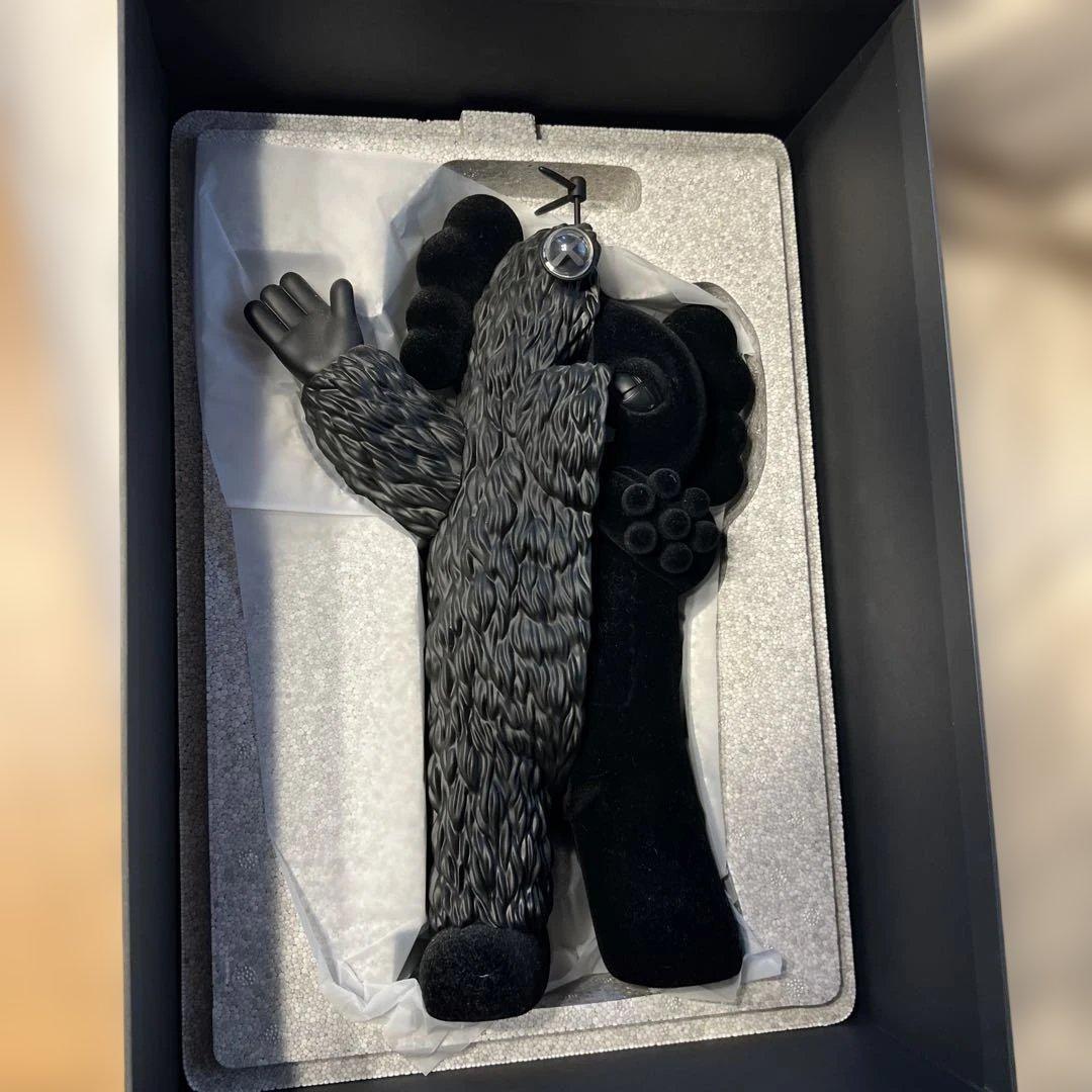 メディコムトイ KAWS カウズ KACHAMUKKU ブラック ガチャピン - メルカリ