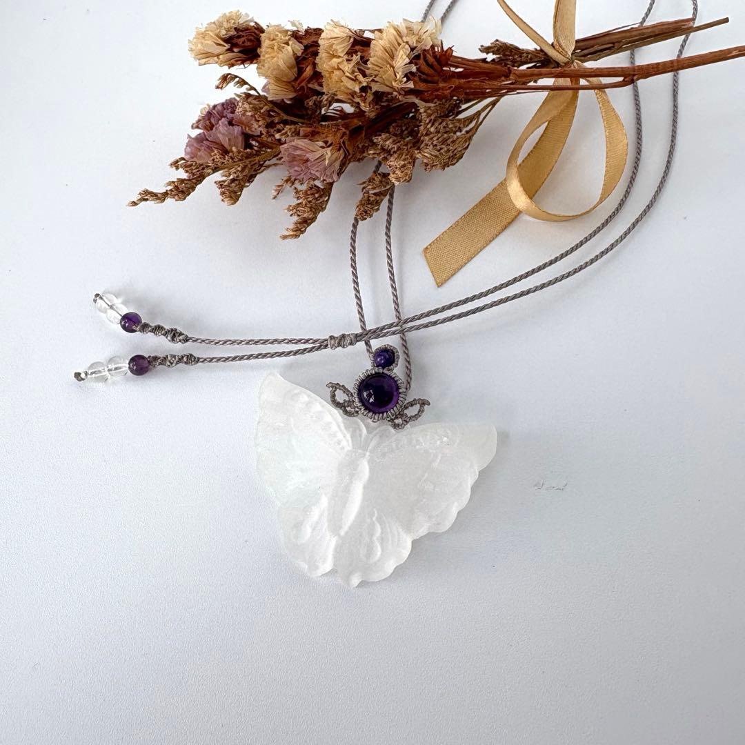 個性的】蝶形セレナイト×アメジスト×チャロアイトのマクラメネックレス