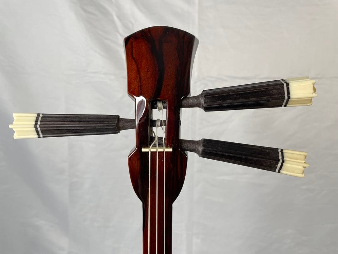 縞黒檀/カマゴン棹 強化張り・蛇皮三線 逸品三線】シラタ入り縞黒檀「真壁型」強化張り三線｜三線専門店ナビィ三線