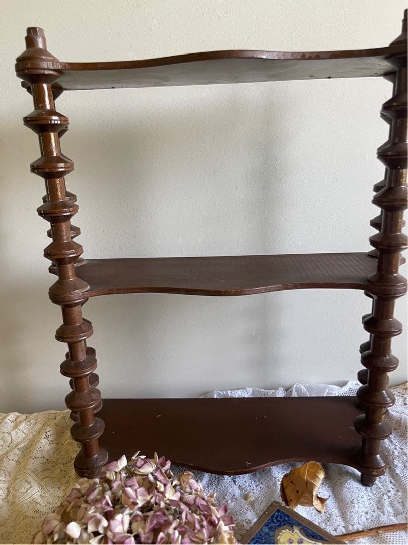 【き18】30 フランス　アンティーク　ナポレオンシェルフ　糸巻き　シェルフ 華奢な印象のマホガニー材ナポレオンシェルフ フランスアンティーク