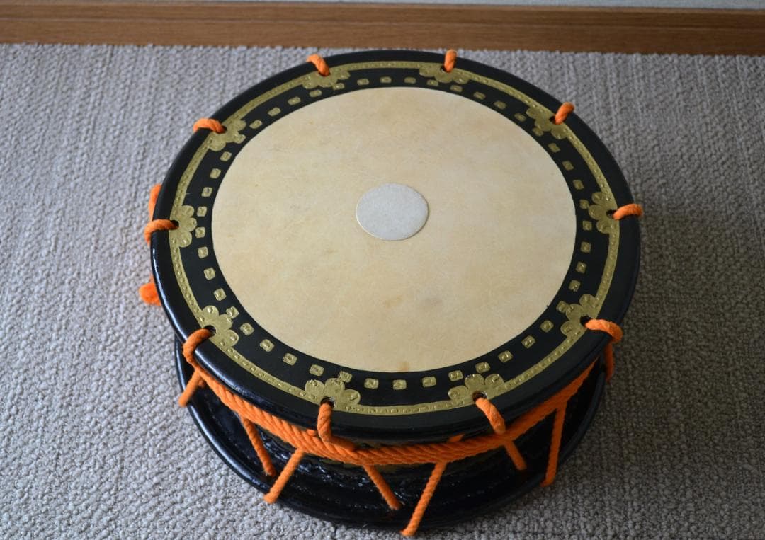 太鼓★古い和太鼓 締太鼓 台 袋付 楽天市場】附締太鼓用二本足台 樫製 お囃子 祭り 幅44cmX奥行40cmX高さ