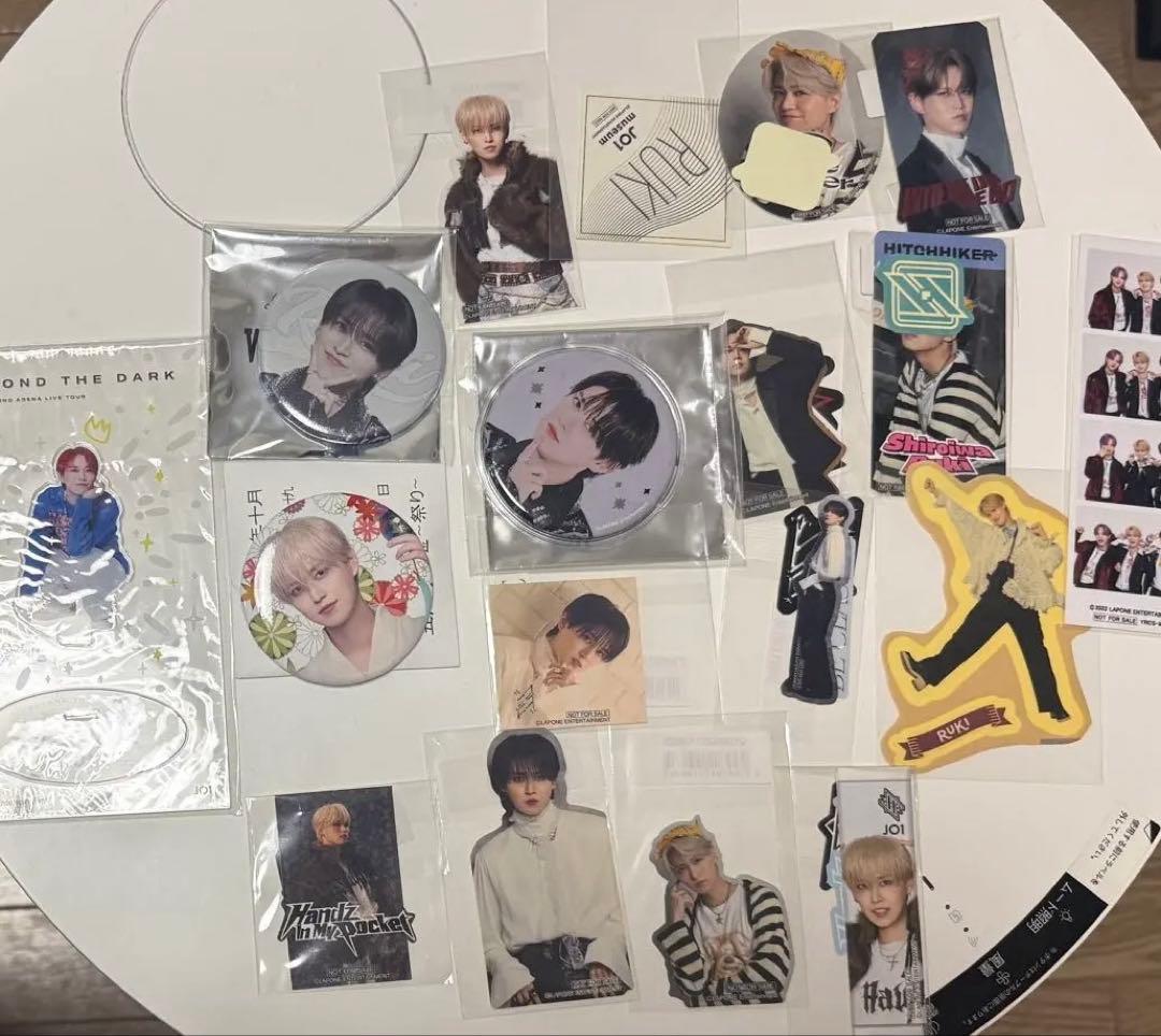 白岩瑠姫 トレカ201枚 アクスタ12体 ワルツ 旧譜 まとめ売り - メルカリ