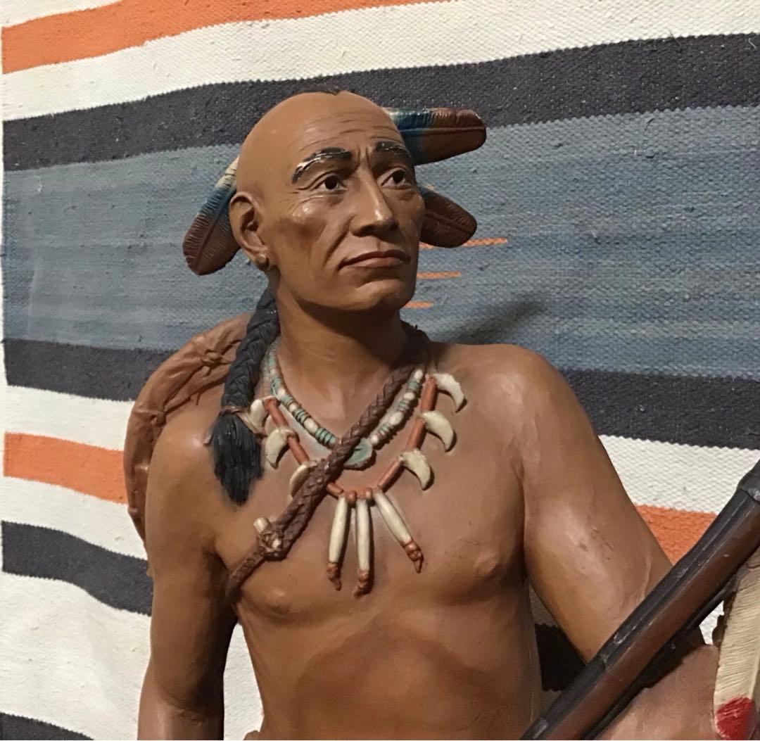 ネイティブアメリカン インディアン像 ネイティブアメリカンのインディアン酋長が平和のパイプを吸う像