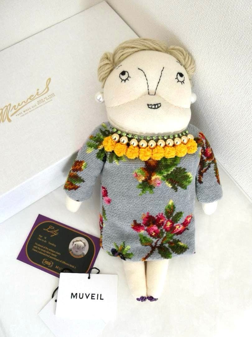 MUVEIL × FEILER コラボドール　コラボレーション限定商品　箱入り ミュベールが「フェイラー」とコラボ、チェリー柄のハンカチやPCケース