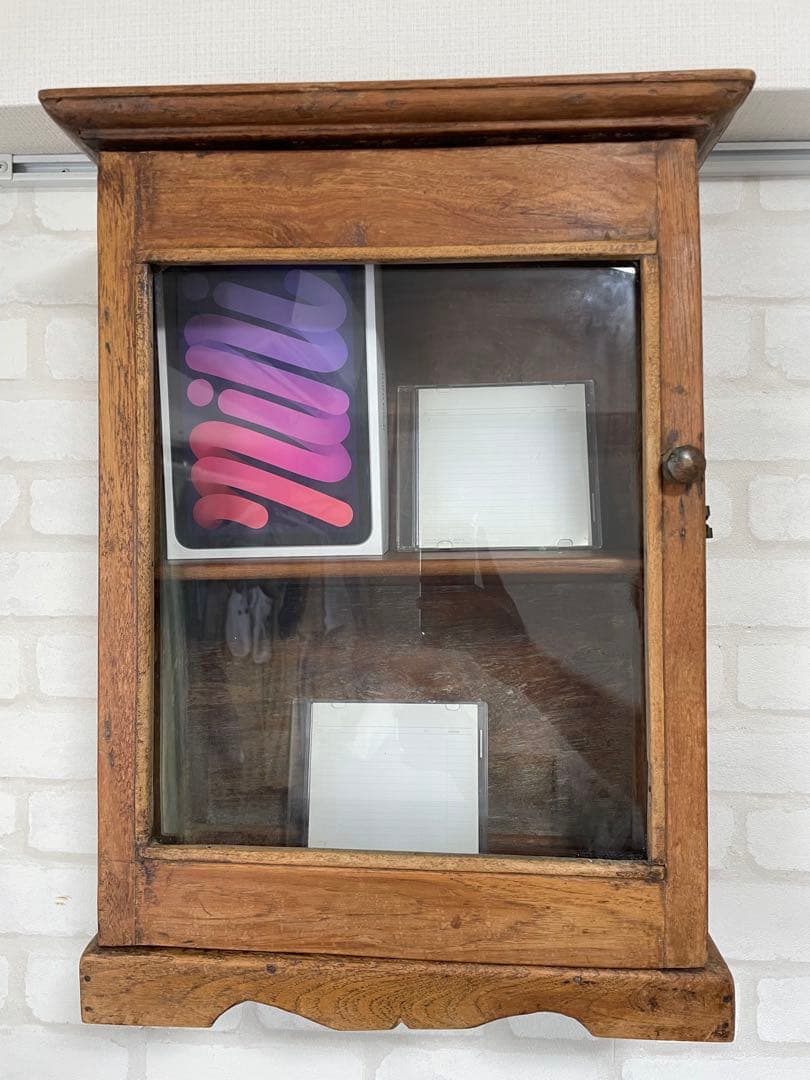 木製ガラス扉収納キャビネット　壁掛けOK Amazon.co.jp: ガラス扉付き壁掛け収納キャビネット ガラス＆木製収納