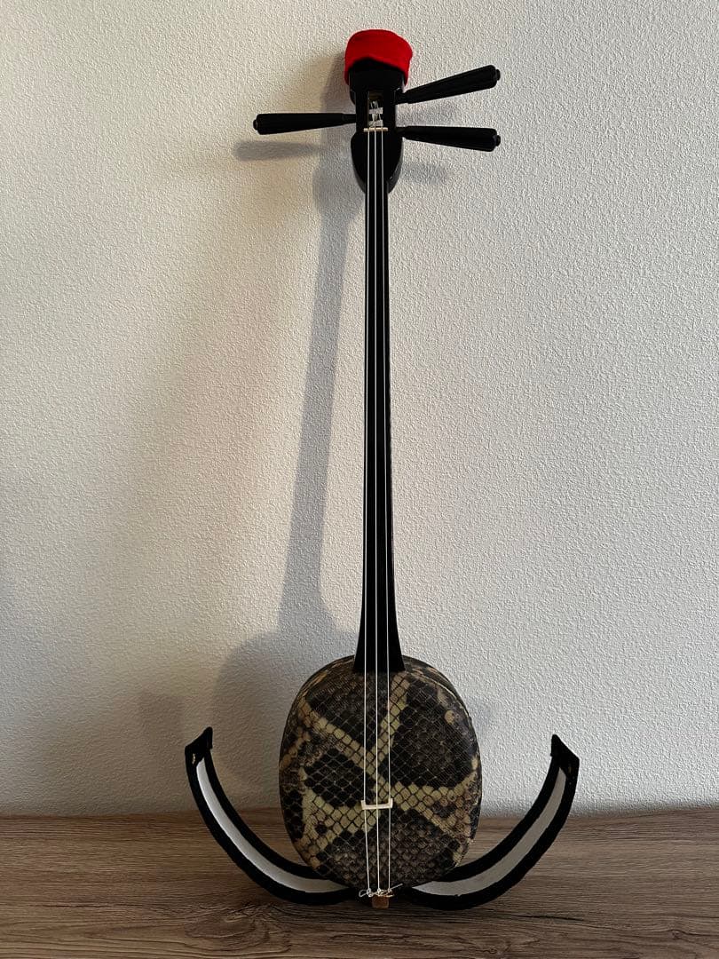 【美品】三線　沖縄　 初心者　三味線　送料込み 三線セット 沖縄三線初心者A 11点セット（人工皮＋ソフトケース）沖縄