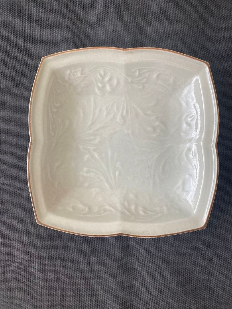 浜野まゆみ　白瓷陽刻四弁皿 浜野まゆみ 陽刻唐草紋四弁皿 - 草堂