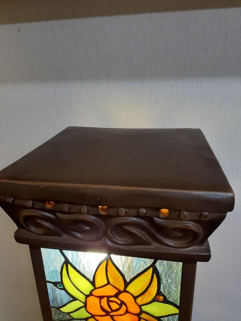 大輪のバラ咲くステンドグラスのアンティークな光柱 ポーチや通路に置くの