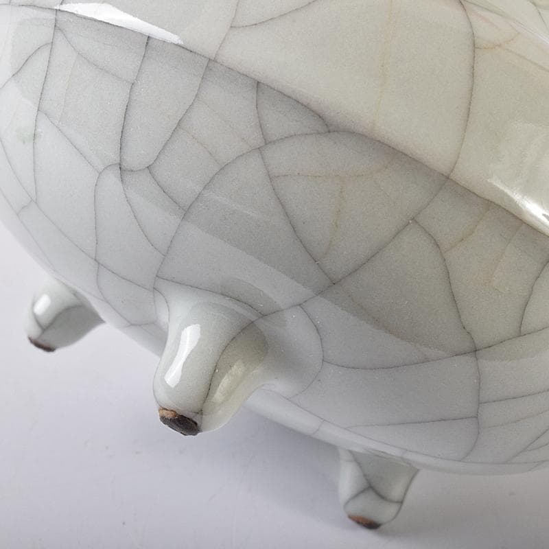 中国 大清乾隆年製款 哥窯 白磁 金糸鉄線 氷裂文 三足瓶 M 7993E