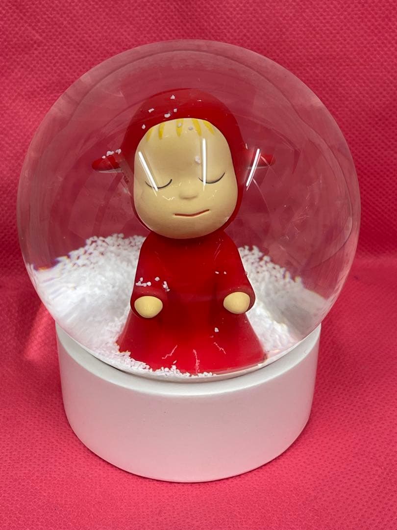 ☆ 奈良美智スノードーム(赤) 『Little Wanderer 』☆ 奈良美智 スノードーム Little Wanderer レッド: MoMA Design Store