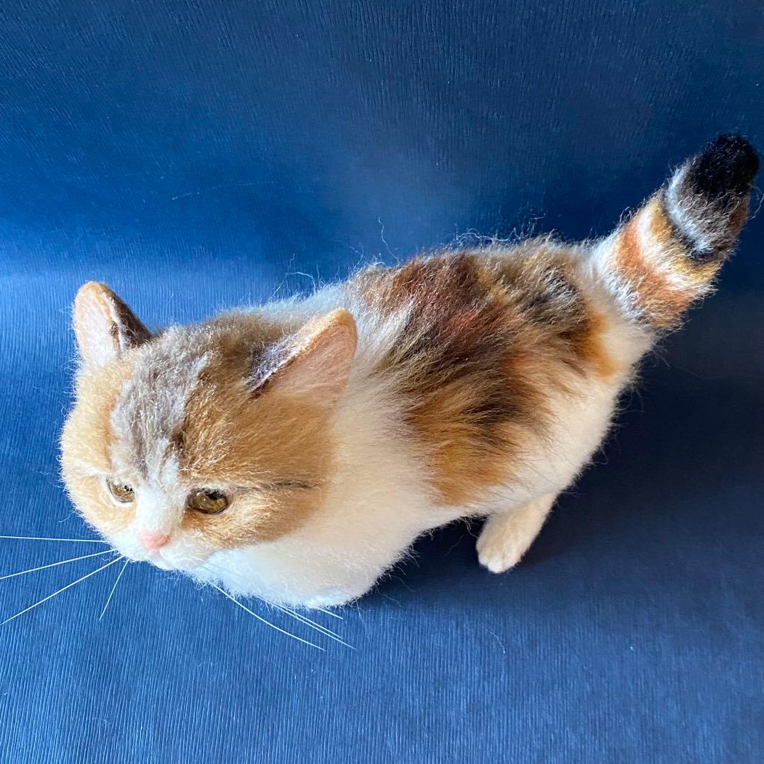 羊毛フェルト猫 全身 リアル可愛い三毛のマンチカン
