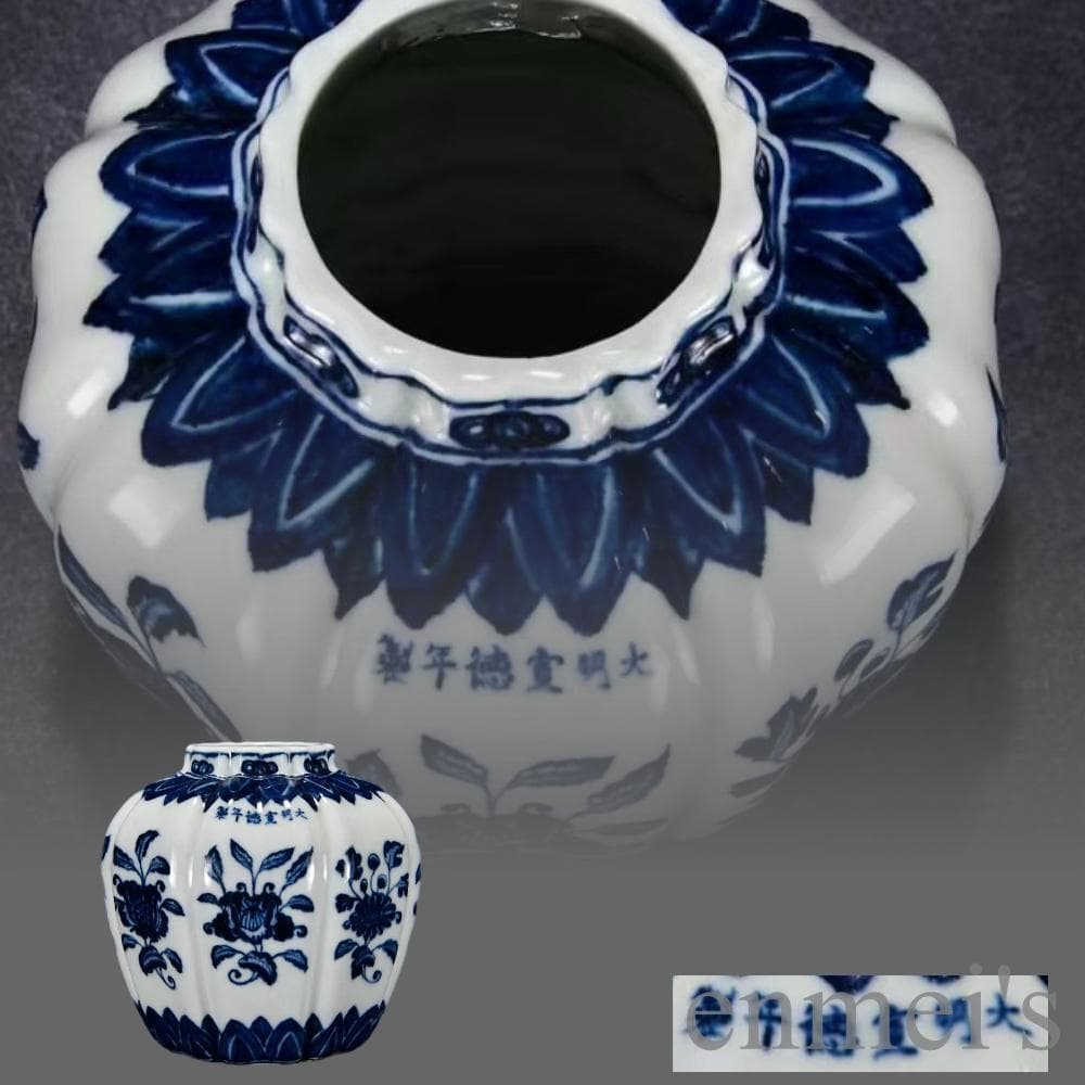 中国古美術・珍品・大明宣徳紋・青花纏枝花紋缶・瓜棱形・青花磁・陶磁器・文房・花瓶 青花紅彩魚藻文壺 | 景徳鎮窯 | 収蔵品詳細 | 作品を知る | 東京富士