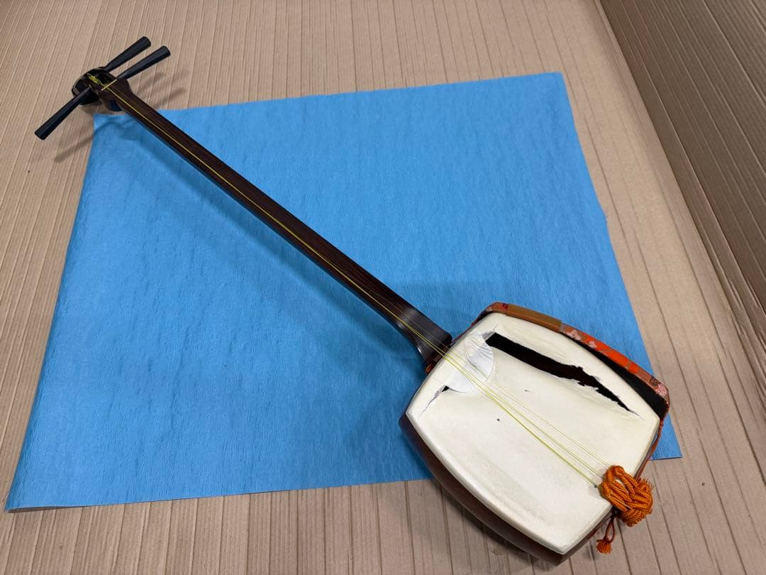 ケース付　三味線　本革　花林　三つ折れ　皮破れ 琉球三線　本蛇皮　本皮 本革 32色 イタリアンシュリンクレザー フラワーモチーフB 手帳型