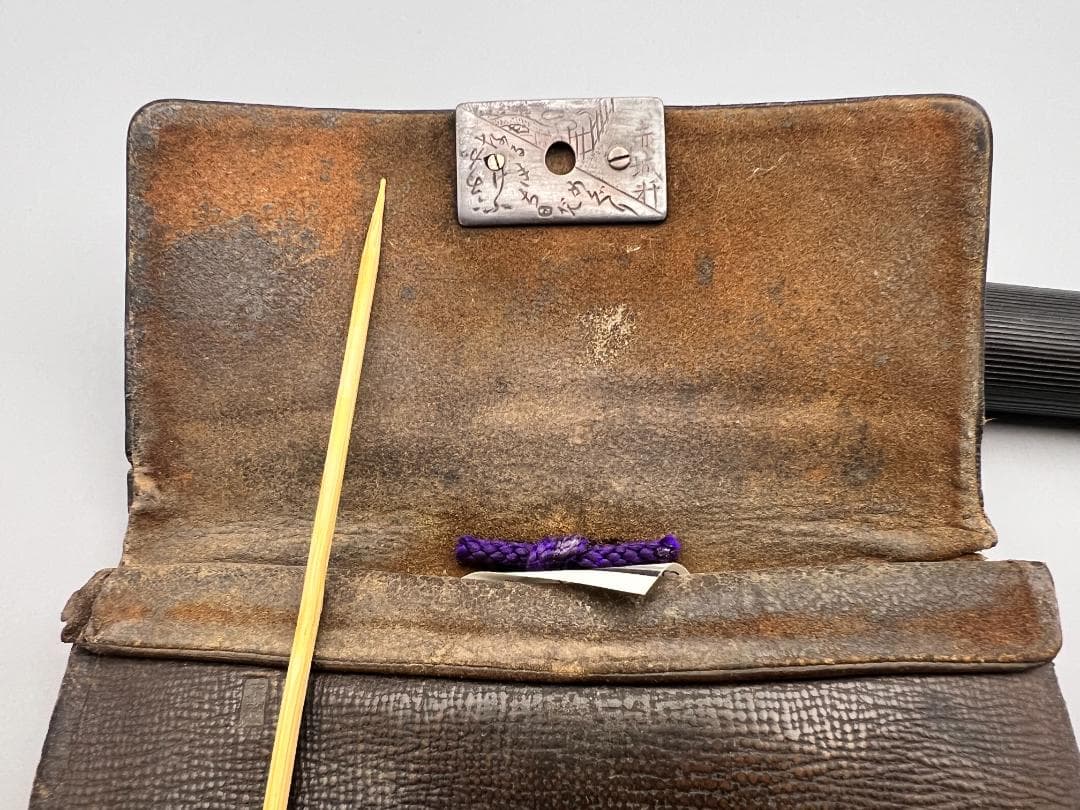 江戸明治時代 斧形前金具 銀象嵌 裏金具在銘 キセル入れ一心