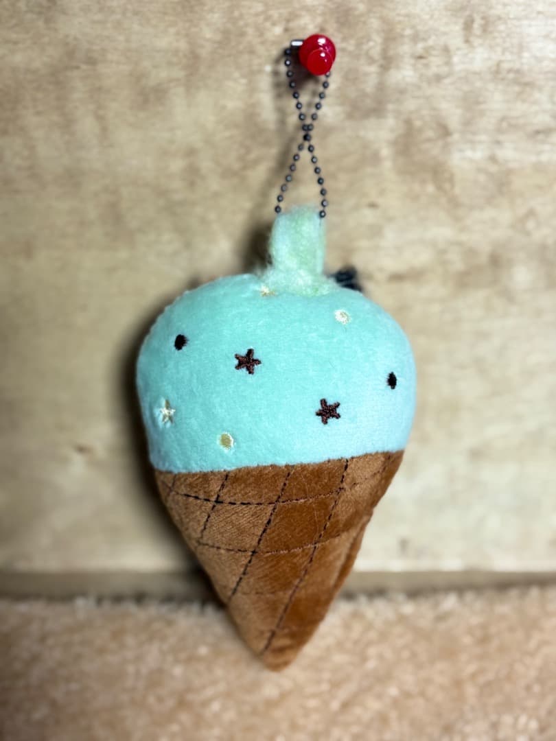 A猫 羊毛フェルト食パンのカラーをつけた茶白猫とアイス猫