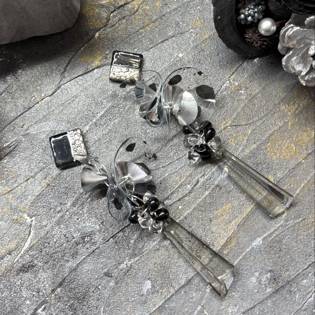 205 PVC2種類✖︎ガラスとレジンカボション ピアスorイヤリング 受注【夜光蝶と氷星のカケラピアスorイヤリング】 レジンアクセサリー