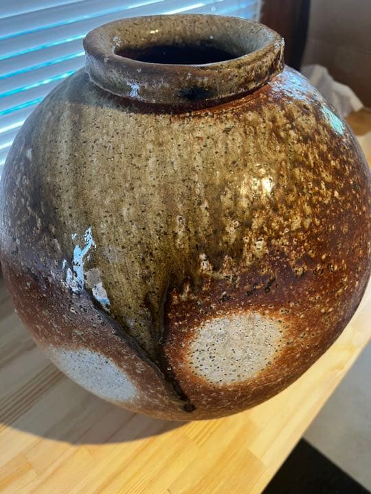 信楽焼　壺 五代目 高橋楽斎 縦溝彫り 信楽焼 壺 | ロバート・イエリンやきもの