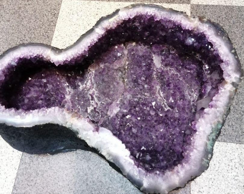 アメジストドーム　上：17.4kg 　下：57kg 　台座12.5kg