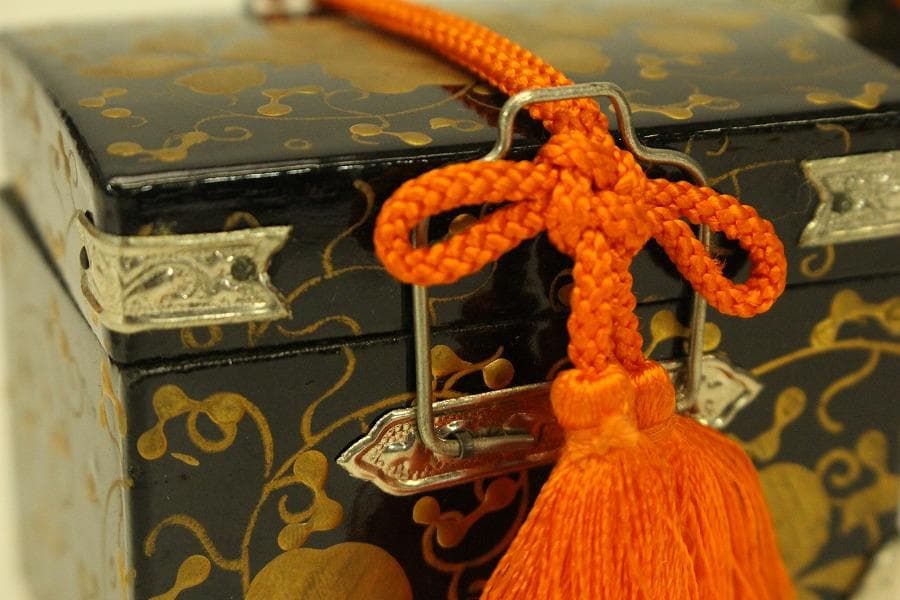 ミニチュア 雛道具 木製 蒔絵家具 重箱 針 鏡 揃い セット(ZE359