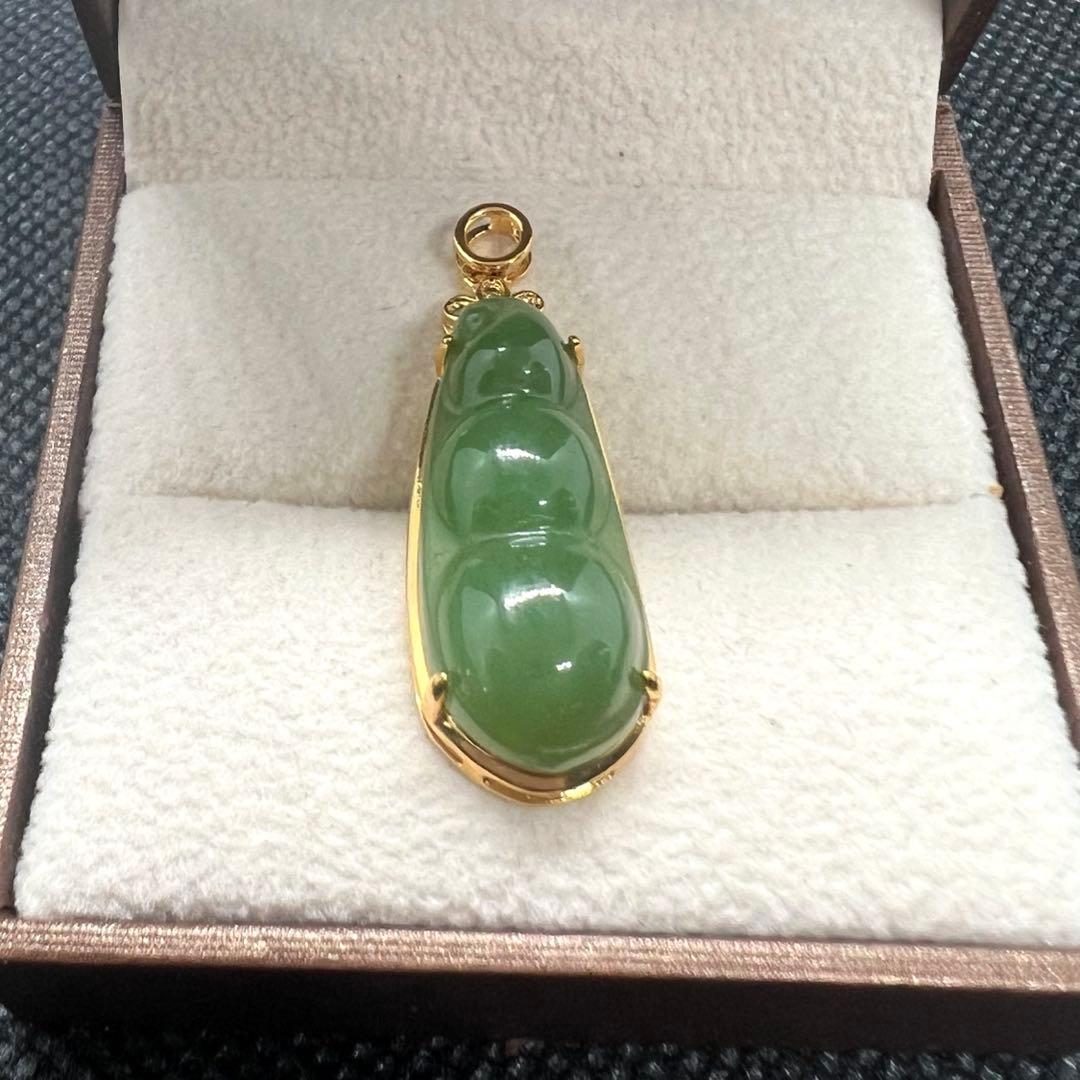 18k使用和田玉翡翠グリーン枝豆型のペンダントトップ 海外鑑定書付き