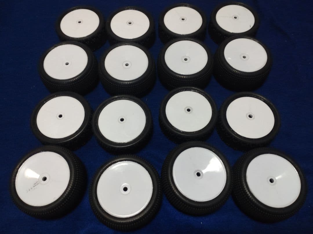 最終値引き、今だけ値引き、ラジコンバギー、4WD用カーペットタイヤ4台分 ホットショット40周年記念! 今手に入る復刻バギー総まとめ2025 | タミヤ