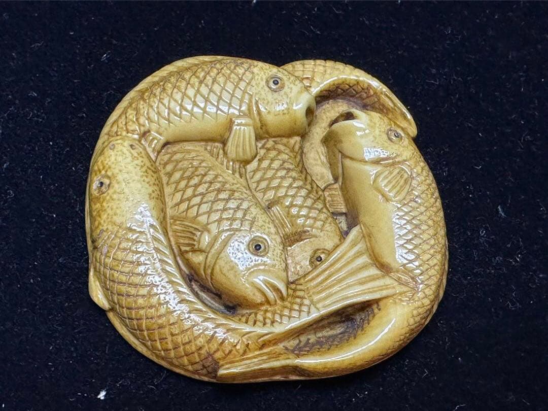 極上　根付　天然素材　魚の彫刻　置物　細密細工　骨董　アンティーク　在銘 三人のキャラクター 彫刻極上根付天然素材アンティーク骨董飾り物古