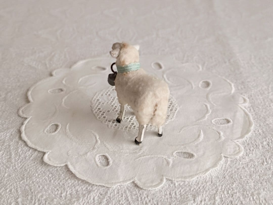 * antique sheep ✵ * 水色リボンと鈴をつけた小さな 羊さん