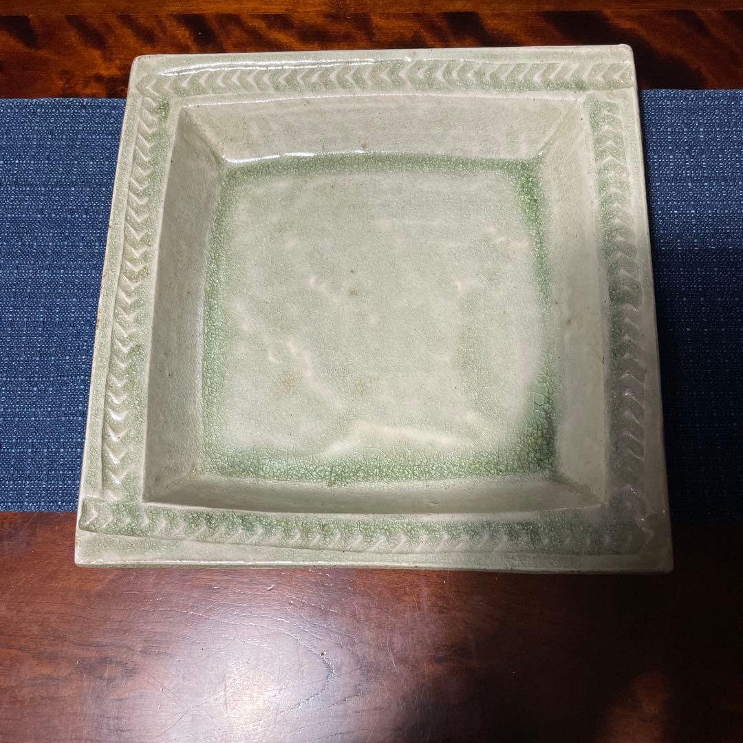 出西窯多々納弘光氏作の装飾的な四角形皿 緑がかったベージュ 多々納弘光 出西窯 鉄鎖釉角鉢 民藝 角皿 - メルカリ