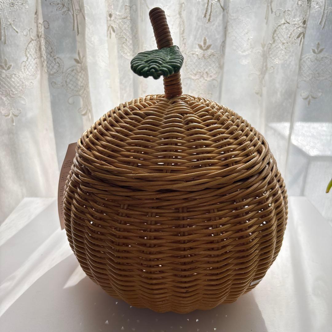 ラタン　藤　りんご　小物入れ　新品 バスケット　蓋付き ラタンバスケット 蓋付き 籐かご かわいい 収納 内布付 母の日 父の日