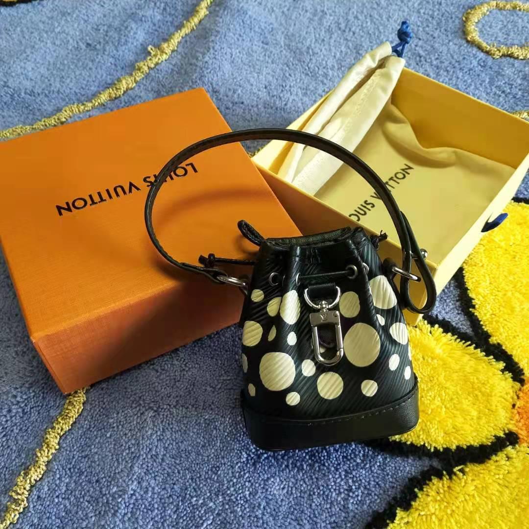 LOUIS VUITTON × 草間彌生ミニバケットバッグペンダント - メルカリ